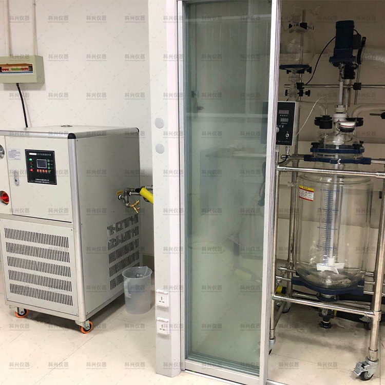 雙層玻璃反應(yīng)釜 雙層玻璃反應(yīng)釜升降溫系統(tǒng)特點(diǎn).jpg